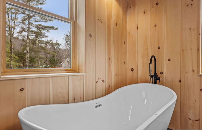 Ski Cabin w Hot Tub Gas Fireplace Near Cranmore - Photo 29