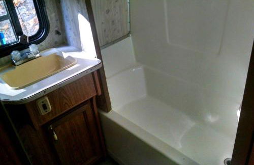 Rustic Caravan Getaway on a Creek in the Klamath National Forest of California - Foto 8