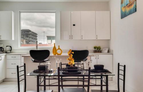 Metro View 2BR I Parking I King Bed I Workspace - Foto 4