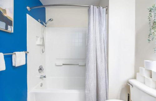 100 Year-Old Historic Brick 2BR Loft & Large Patio & Hammocks & High Ceiling - Foto 85