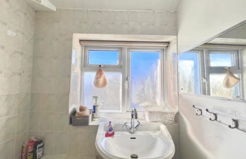 Spacious 3-Bed Family Retreat with Cosy Living and Garden! Free parking - Foto 10