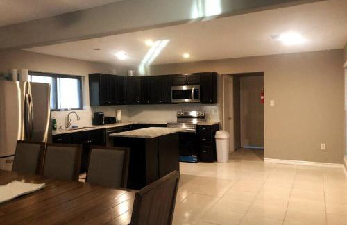 Spacious 2300SF, Recently Rehabbed, Large Living! - Foto 17