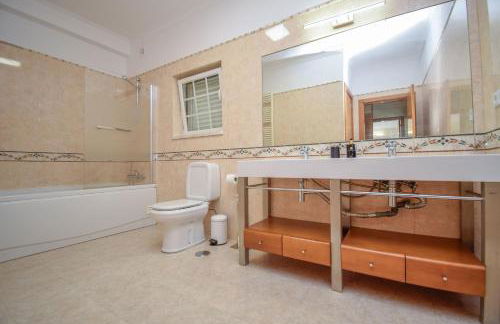 Spacious 4-Bedroom Villa with Private Heated Pool in Quinta da Beloura Sintra Ideal for Families & Long Stays - Foto 34