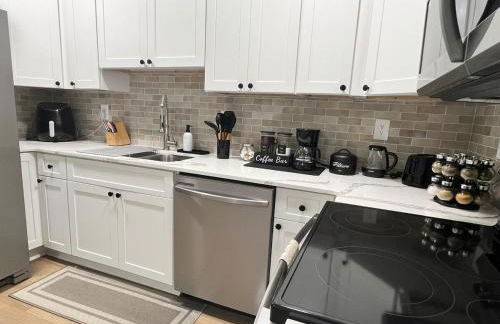 Modern Basement Retreat 2BR King suite - Foto 26