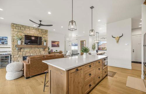 TetonHaus 5BR Hot Tub Game Room Walk to Driggs 20 min to Targhee - Foto 6