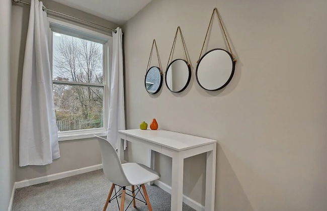 Spacious 6BR/3BA House w/ Parking! Sleeps 20! - Foto 21