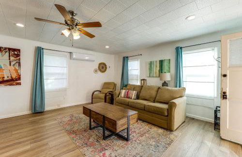 Private Hilltop Getaway with Patio Dogs Welcome! - Foto 5