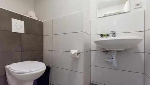 T&K Apartments - 1 to 4 Room Apartments - 20min to TradeFair Messe Airport Düsseldorf - Photo 5, Shower
