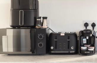 Spacious 2-Bed House, Free Parking, Fast Wi-Fi, Netflix, Contractors Welcome - Photo 3