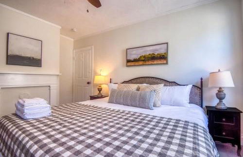 Spacious 6BR close to Portsmouth beaches and UNH - Photo 12