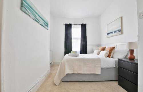 Beautifully Designed Flat with Full Amenities - Photo 10