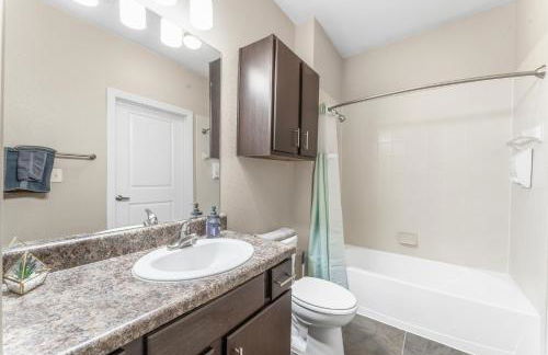 Prime SoCo King Bed 1BR & 2BR Suites w Gym, Pickleball, Laundry - Photo 36