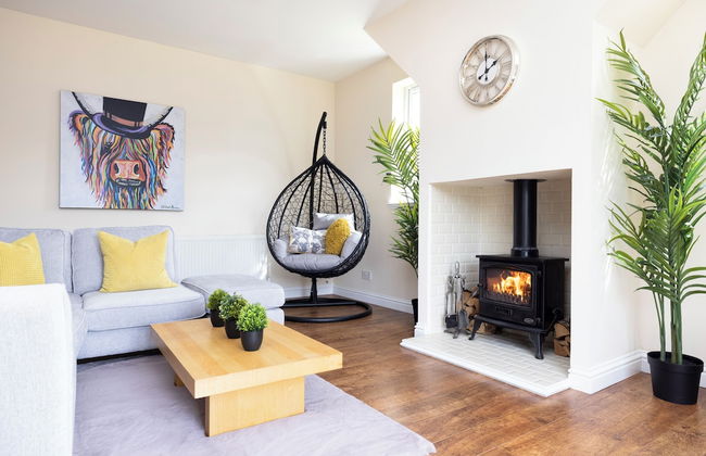 JOIVY Greenknowes Cottage W/ Hot Tub & Fireplace - Foto 11