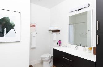 Modern 1BR Apt with Rooftop, Gym, and Parking - Foto 13