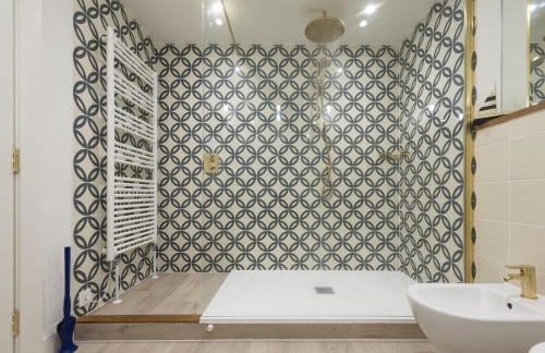 Emerald - Stunning Views - Free Parking and WiFi - Coffee Machine - Foto 17