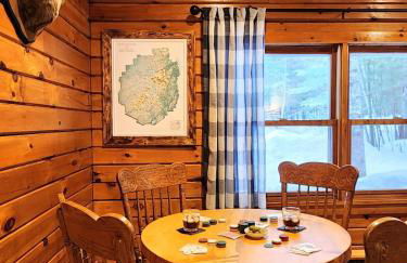 Stylish Forest Lodge with Large Hot Tub, Firepit and Fireplace minutes to Gore Mountain - Foto 12