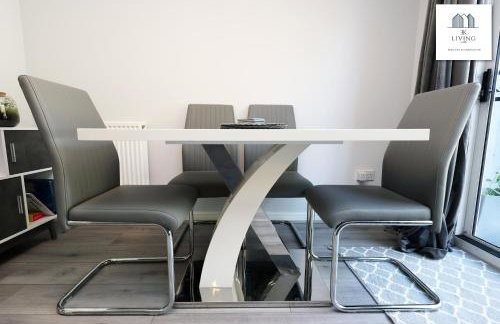 Spacious 3 Bed Home In The Heart Of Bridgend - By EKLIVING LUXE Short Lets & Serviced Accommodation - Foto 28