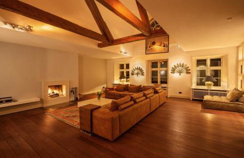 GUT KLETKAMP "Penthouse im Schloss" - Premium-Ferienwohnung mit 5 Schlafzimmern auf 400qm I Kamin I 2 Wohnzimmer I Garten & Terrasse I Wald- und Seeblick I Profi-Küche I 15 Min zur Ostsee I Parkplätze I WLAN - Foto 4