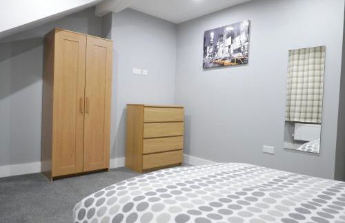 1 bed Apt close to Leeds Arena Sleeps up to 4 people F5 - Photo 4