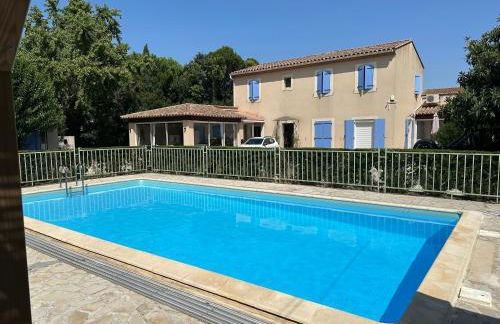 CHARMANT LOGEMENT AVEC PISCINE EN PROVENCE au premier étage d une villa - Foto 1