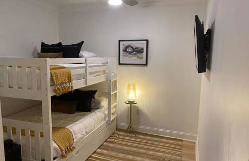 Two Condos on Music Row that Sleeps 14 with POOL and Parking - Foto 42