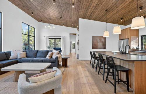 The Luxe House | Upscale Cabin w/ Hot Tub & Fire Pit! - Foto 49