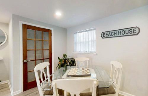 Beach house & backyard oasis with private pool - short walk to beach - Foto 11