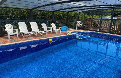 Going Going ! 4 Min walk to Beach, Pubs, Restaurants, Shops, Heated Pool, Hottub, Games room, 1 acre Garden, BBQ's, Private Parking, WIFI, Basesets acre, Other dates also ! - Foto 23