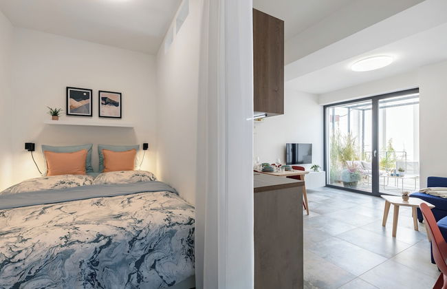 Fully equipped apartments with Terraces, Free garage parking, Netflix & AC - by Apartmány Šlapanice cz - Foto 13