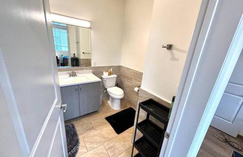 FuLLy LoAdeD ReSerVaTioN 3bed 2ba w Parking - Photo 10