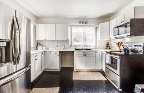 Spacious 5BR - Sleeps 10 - University District home - Photo 24