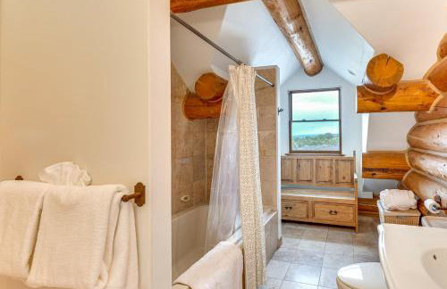 Spacious Rifle Cabin w/ Deck + Mountain Views! - Foto 17