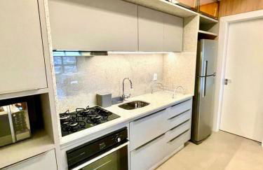 Um Luxo de Vista, Lindo Closet e Móveis Assinados - Foto 13