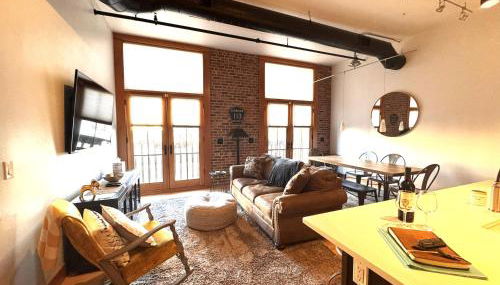 Stylish Main St Loft with Balconies and Garage - Foto 2