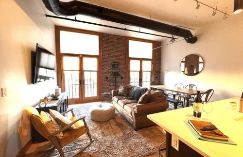 Stylish Main St Loft with Balconies and Garage - Foto 2