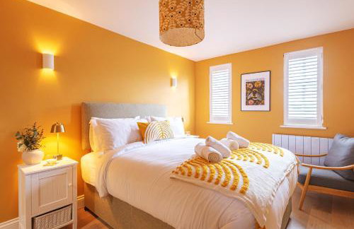 Central Whitchurch - Lowcross House Guest Bedroom 4 - Photo 3