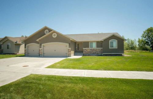 3 Car Garage Full Kitchen Large Backyard Smart TVs - Foto 1