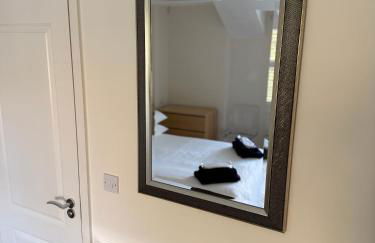 SIX at Wooburn Green Cosy Retreat with Balcony near LEGOLAND Lapland UK and Windsor - Foto 24