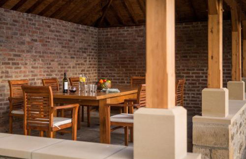 Hollins Farmhouse - Photo 13