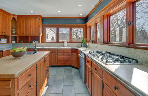 Large Home with Indoor Basketball Court and Game Room! - Foto 14