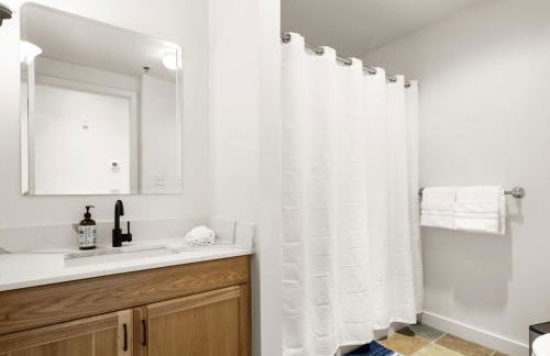 Top Floor Deer Valley Gondola Lakefront Condo- Great views - Photo 12