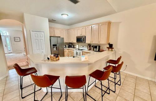 Luxury Village 4BR Pool Home near Disney Parks - Foto 12