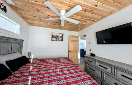 Spacious Cabin Complex with Flanders Pond Access, Ideal for Group Getaways, Located Near Sullivan, Maine - Photo 16