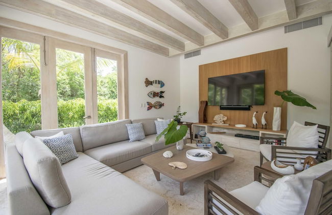 Stylish Fully-staffed Villa Near Beach and Lagoons in Exclusive Golf Resort - Photo 26