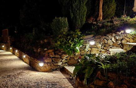 Modern and spacious 2 bedroom apartment with free parking - Photo 36