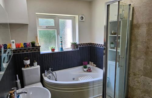 Stunning 4 bed house with huge garden and parking - Foto 26