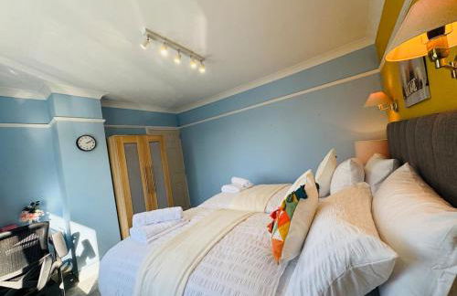 Modern 4BR House with Parking, 8 Mins to Gatwick Airport - Foto 33