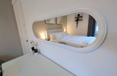 The Heritage Hideaway - King bed, Free parking, Walk to c-centre & Hospital - Foto 11