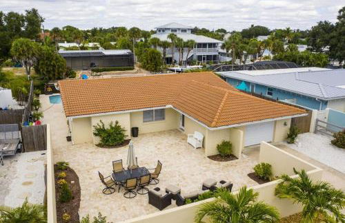 Private Village Home with Heated pool & spa with private front courtyard - Photo 13