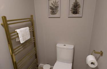 CHERRYTREES 5 Bed House, Sleeps 10, 3 Bathrooms, Parking, Ideal for Groups and Work Stays - Foto 27